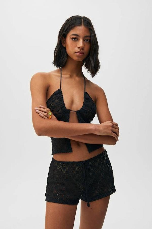 En Pull&Bear hemos encontrado estos shorts calados que están disponibles en negro y en color hielo.