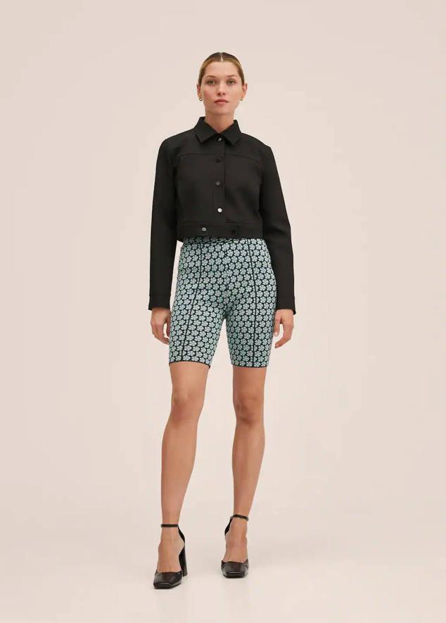 Este modelo de Mango en color verde tiene un diseño ajustado y cuenta con una goma elástica.