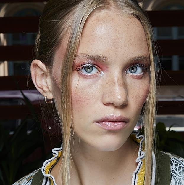 Imagen principal - Revive las melenas pulidas de los 2000 con Glacial White Caviar Hydra-Pure Precious Elixir de Miriam Quevedo (65 €) y el champú micelar Suave Naturia de Renée Furterer (20,40 €).