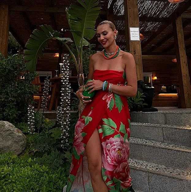 Hemos encontrado el espectacular (y rebajadísimo) vestido con estampado de flores que parece de lujo y necesitas para eventos