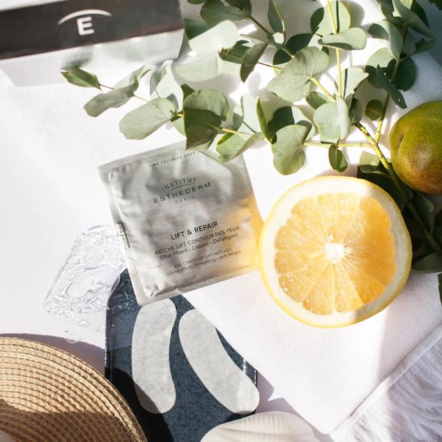 Parches alisantes para el contorno de ojos con efecto tensor y reparador. Activan la microcirculación, y gracias a la acción del ácido hialurónico rellenan las arruguitas, hidratan y mejoran la elasticidad de la piel. Las ojeras, bolsas, flacidez y los signos de cansancio se atenúan visiblemente. Precio: 63,45 euros en LookFantastic. Cómpralo aquí