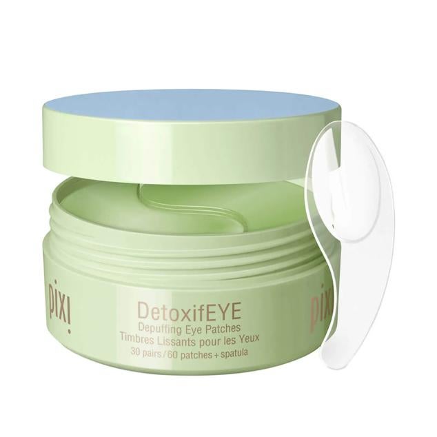 Enriquecidos con gran cantidad de ingredientes beneficiosos, incluyen pepino para calmar la piel, oro para nutrirla, ácido hialurónico para hidratarla y cafeína para proporcionarle una sensación energizante. Los innovadores  parches de hidrogel de Pixi  se aplican con facilidad bajo los ojos y actúan en solo 10 minutos para potenciar una apariencia fresca y renovada. Estos parches logran revitalizar los ojos hinchados y cansados. Precio: 24,95 euros en LookFantastic. Cómpralo aquí