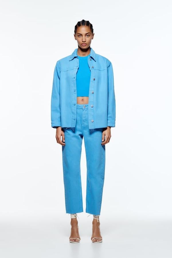 Cazadora de cuello solapa y manga larga y bajo acabado sin costura. Cierre frontal con botones metálicos. Precio: 17,99 euros.