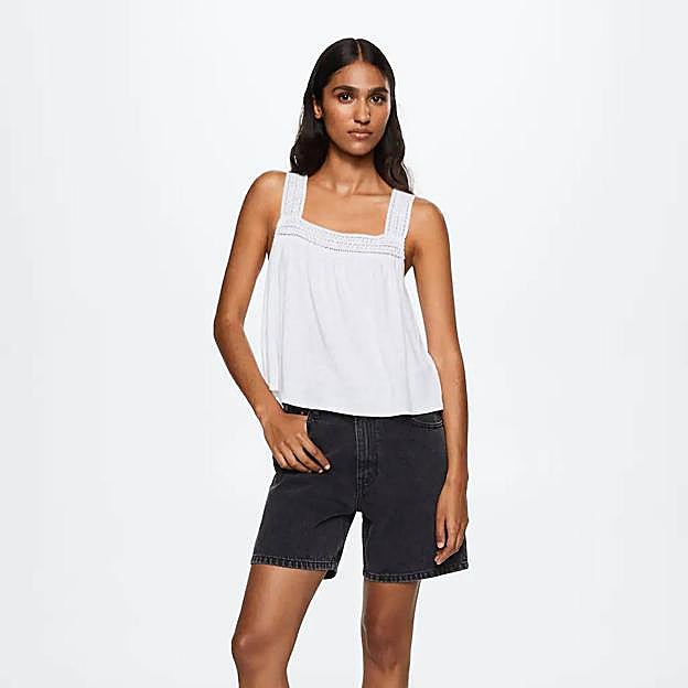 Imagen principal - Los tops y camisetas de color blanco son un básico del verano