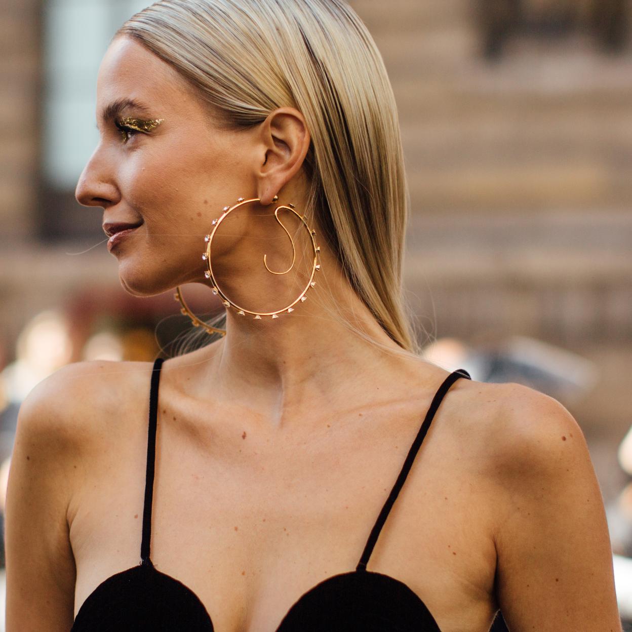 Cómo tratar y prevenir arrugas, manchas y descolgamiento en el escote y el cuello: los consejos de las farmacéuticas y las mejores cremas