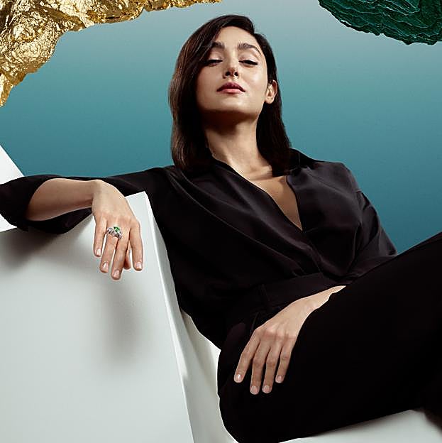 Imagen principal - Modelo con anillo Viridia, collar Rituel y proceso de creación de la colección Beautés du Monde.