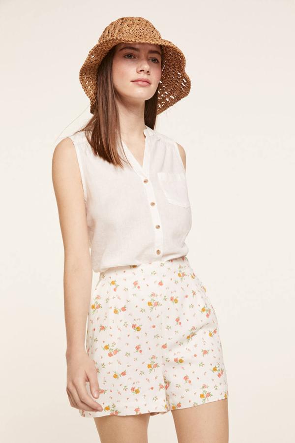 Short en tejido de lino con mini estampado floral, talle alto, cintura elástica y bolsillos laterales. Tiene un precio rebajado de 14,99 euros. Cómpralo aquí