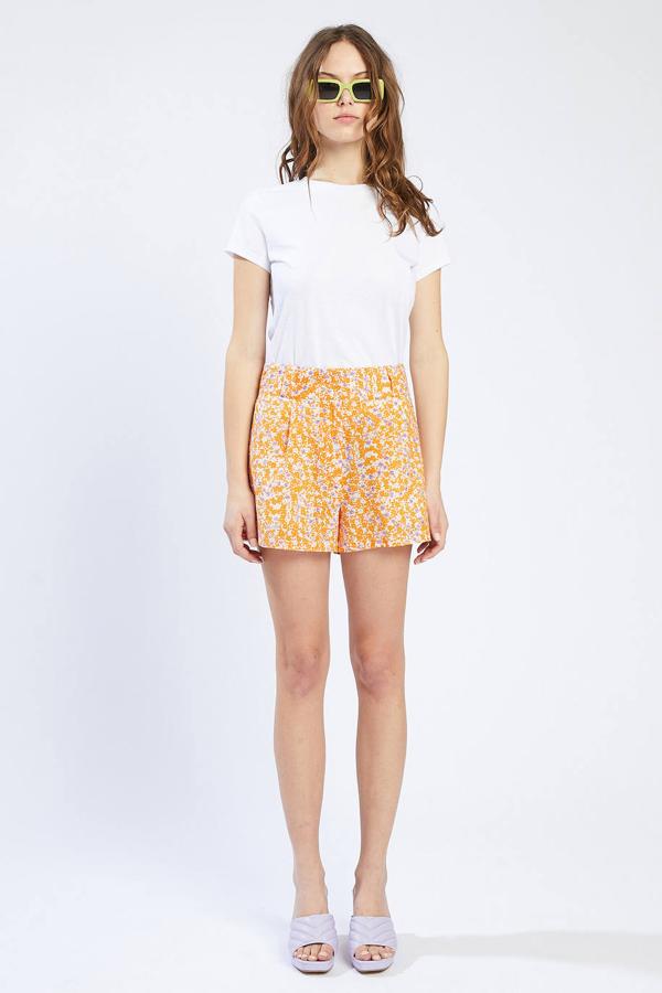 Shorts de vestir con estampado de flores naranja, talle alto, trabillas para el cinturón, detalle de pinzas, bolsillos laterales y pernera amplia. Están disponibles en rebajas por 11,99 euros. Cómpralo aquí