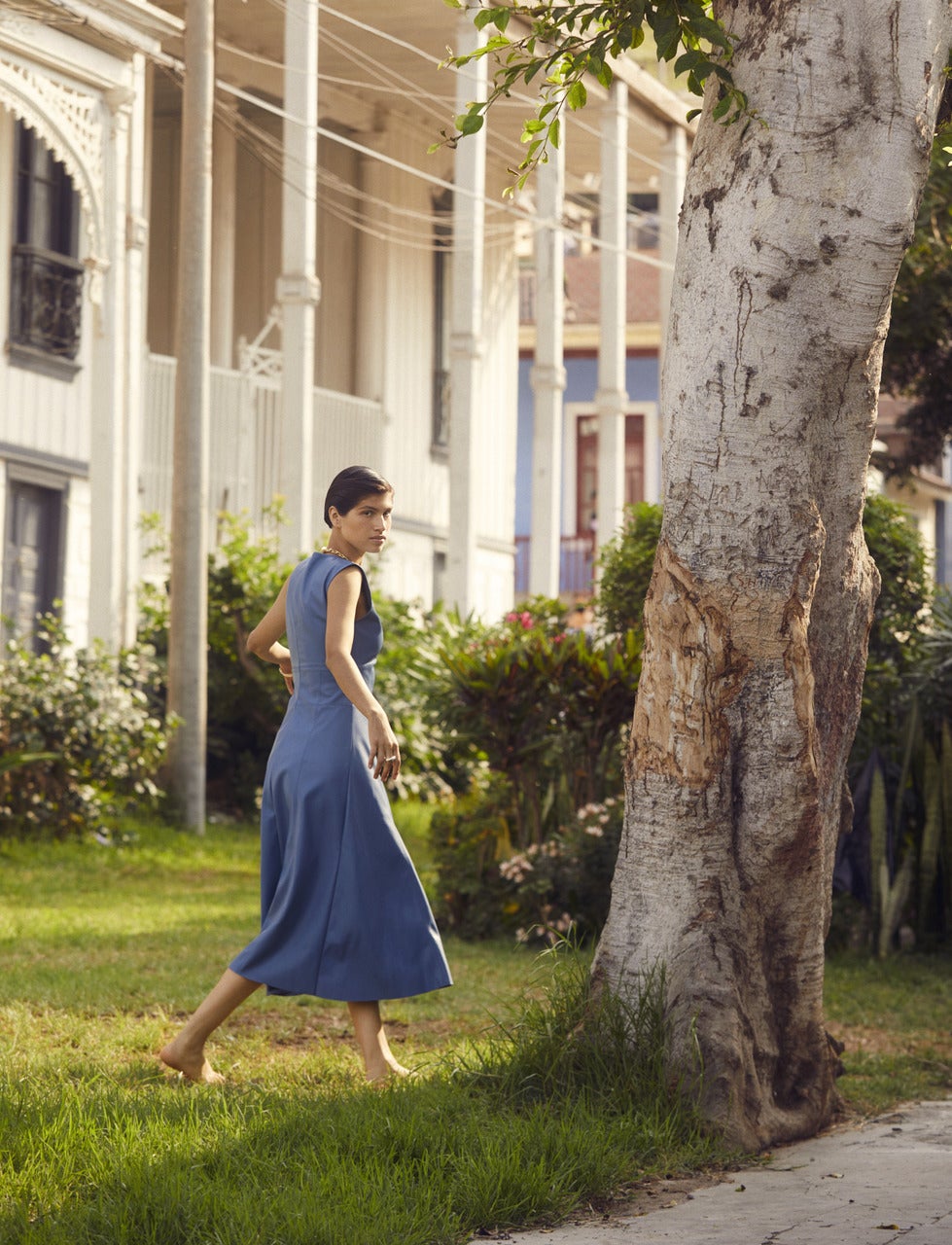 Vestido midi azul de Sfera.