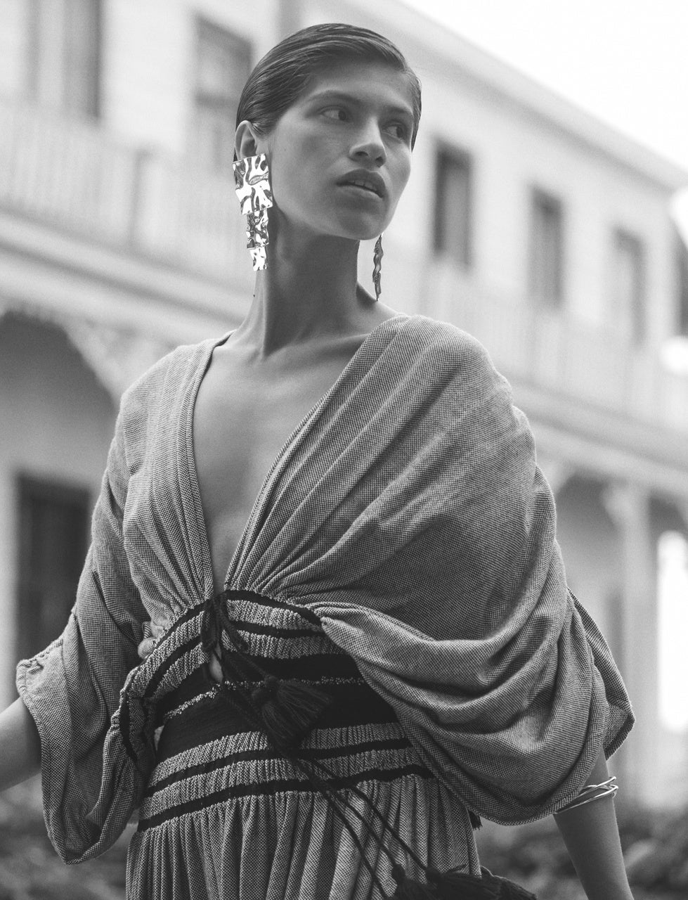 Vestido de Escvdo y pendientes de Mónica Sordo.