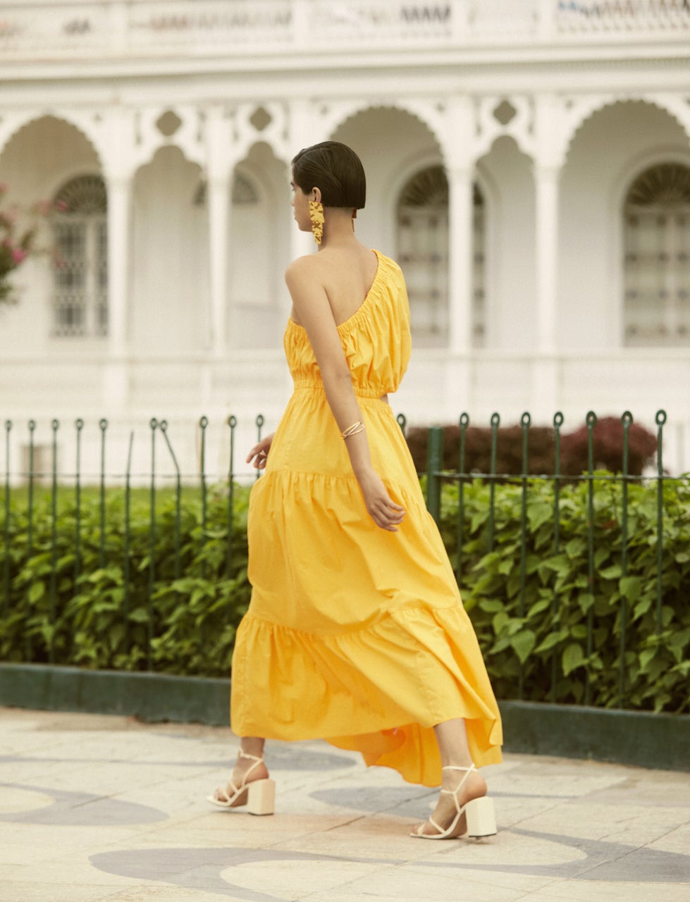 Vestido amarillo de Mango, sandalias de Zara y pendientes de Mónica Sordo.