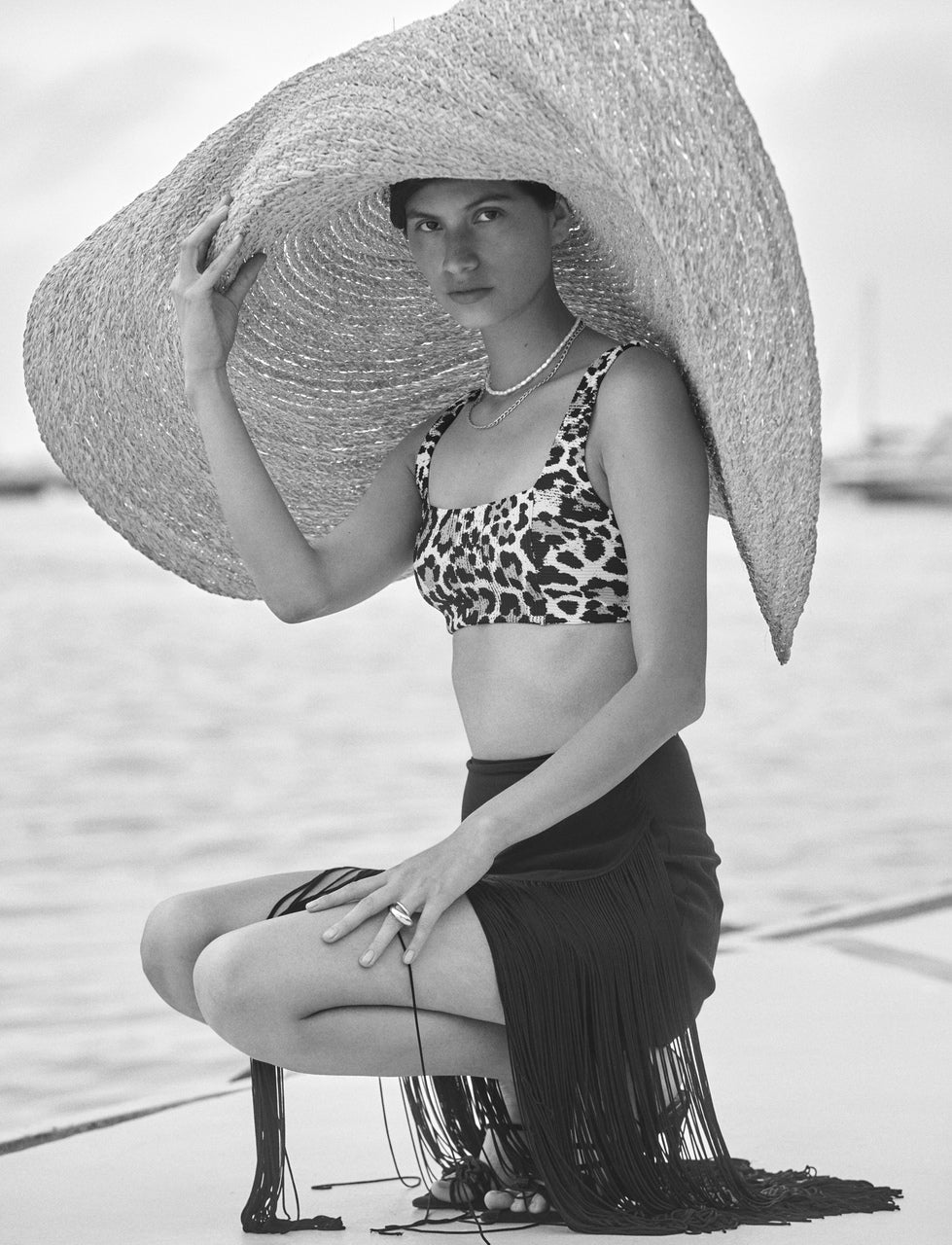 Top de H&M Studio, falda y sandalias de Mango, y sombrero de Galera.