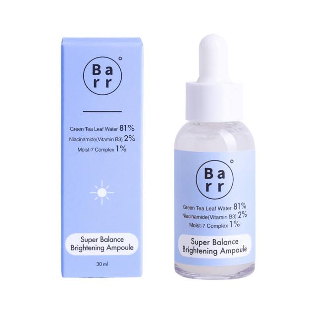Super Balance Brightening Ampoule de Barr se enfoca en revitalizar, hidratar, iluminar y unificar la tez, haciendo que parezca como de porcelana, perfeccionado, joven y fresco. Está formulado con una mezcla antioxidante, despigmentante e iluminadora niacinamida y té verde equilibrante y antinflamatorio, cargado de vitamina C, más pantenol y siete tipos de ácido hialurónico que penetran en todas las capas de la piel para hidratar, rellena, tersar y extraer el brillo natural. Cómpralo aquí