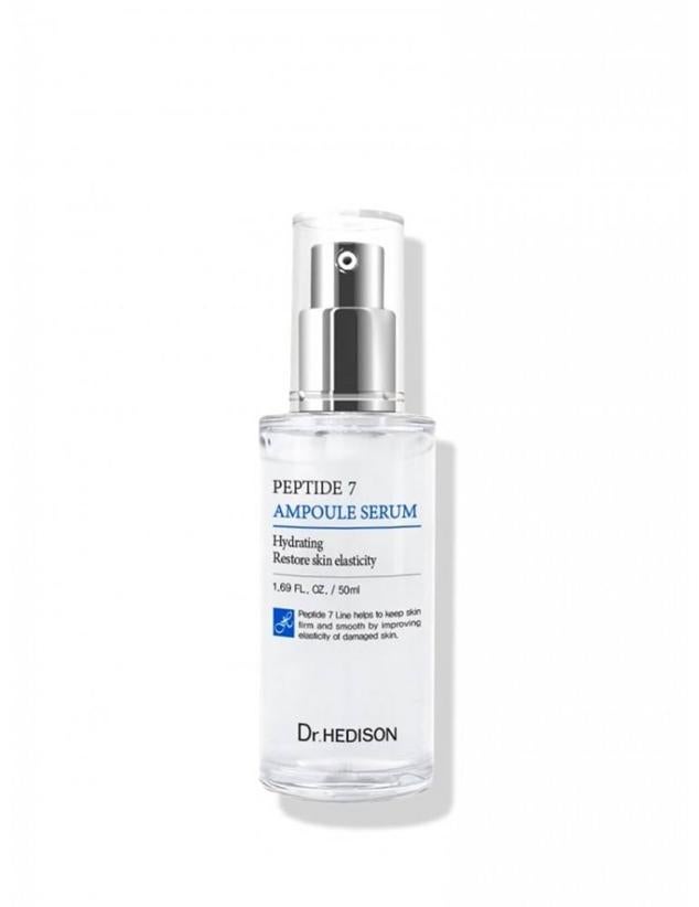 Imita los resultados del bótox con el Peptide 7 Ampoule Serum de Dr. Hedison. Esta ampolla antiedad reafirma, tensa, estira y densifica la piel para corregir todos los signos del envejecimiento, desde arrugas hasta descolgamiento, de forma visible. Actúa como un inhibidor de los neurotransmisores, relajando la musculatura, así como potencia la producción de colágeno y elastina, mediante sus siete péptidos, el ácido hialurónico, la centella asiática, el aloe vera, el colágeno hidrolizado y la adenosina. Por otra parte, mejora el tono y luminosidad gracias a la niacinamida, raíz de regaliz, rosa, espirulina y ginkgo biloba.
