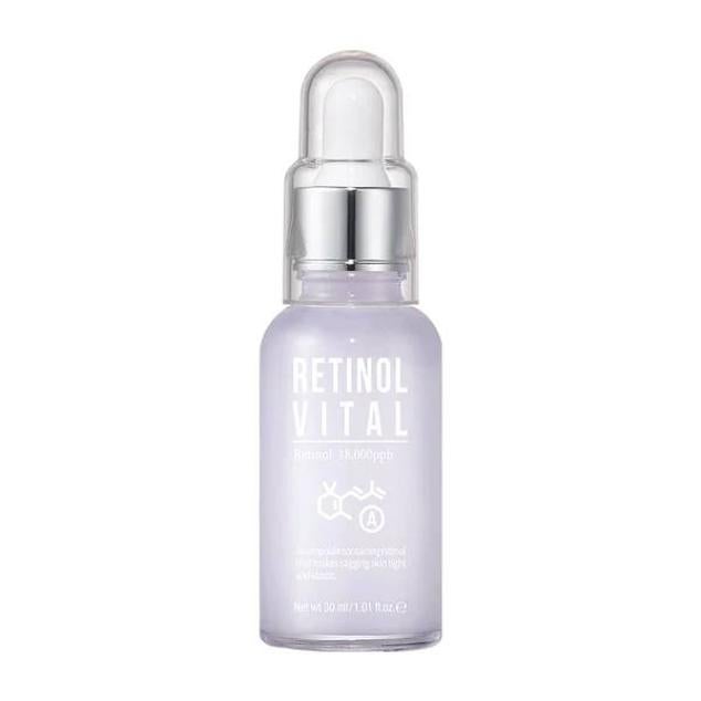 La Retinol Vital de Esfolio se trata de una ampolla concentrada antiedad que reduce todo tipo de arrugas, reafirma, deja la piel sedosa, uniforme, luminosa y mucho más elástica, a la par que refuerza la barrera cutánea y favorece la hidratación. Dentro de su fórmula encontramos retinol y adenosina estimuladores del colágeno, ácido hialurónico, loto, pantenol, ceramidas, vitamina E, niacinamida y biotina, junto a extracto y aceites de plantas rejuvenecedores.