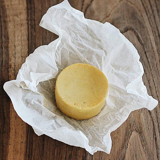 La forma más fácil de aprovechar todas las ventajas del shikakai es apostar por un champú que lo contenga