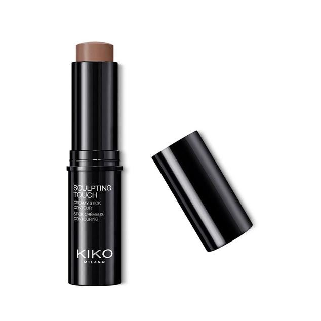 Sculpting Touch Creamy Stick Contour de KIKO se trata de un producto en stick con fórmula cremosa y acabado mate, enriquecida con aceite de nuez de kola y extracto de pistacho para hidratar. Se siente suave, ligero, natural y fácil de difuminar, proporcionando una dimensión y escultura del rostro que parece real. Cómpralo aquí