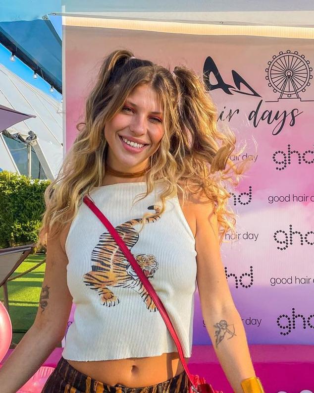 Con pelo liso, ondulado o rizado. Este peinado con dos coletas que recogen solo media melena y dejan los mechones delateros sueltos queda ideal y es muy fácil de hacer.