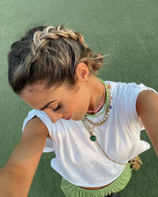 Si te atreves con las trenzas de boxeadora, prueba a recogerlas al final en un moño bajo. ¡Le darás un toque!