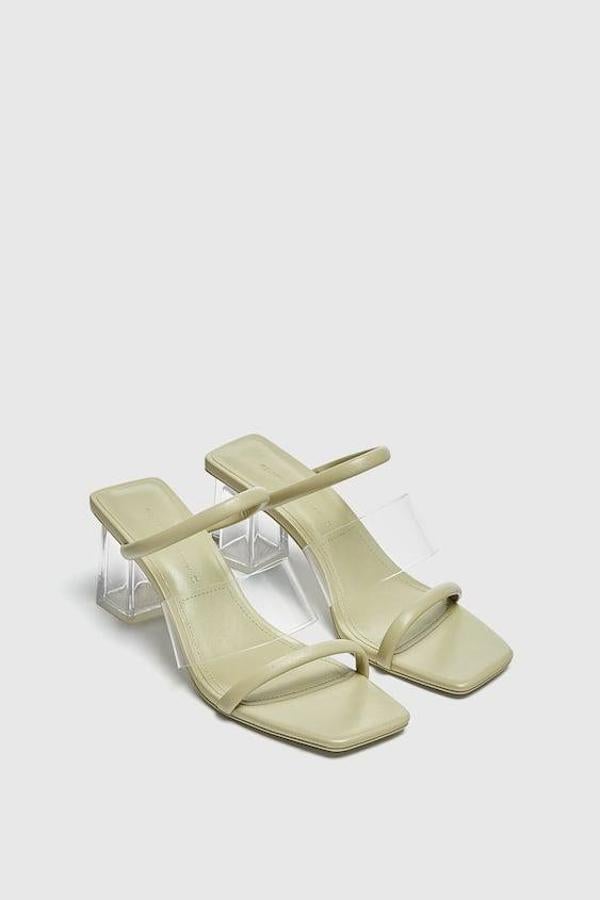 Este modelo de Pull&Bear combina el color verde con un tacón de metacrilato transparente.
