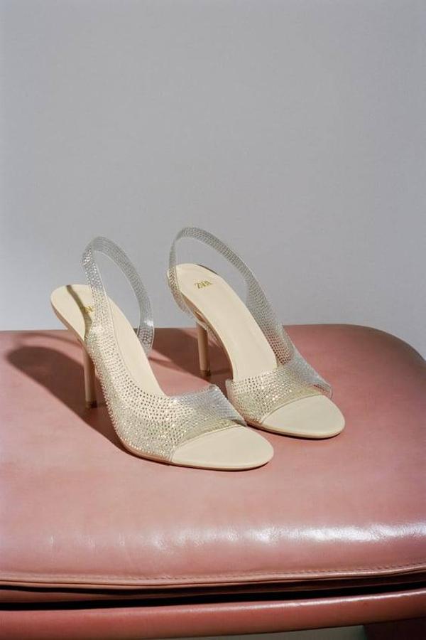 Zara nos trae estas sandalias de vinilo con detalle de brillos que tienen la punta redondeada.