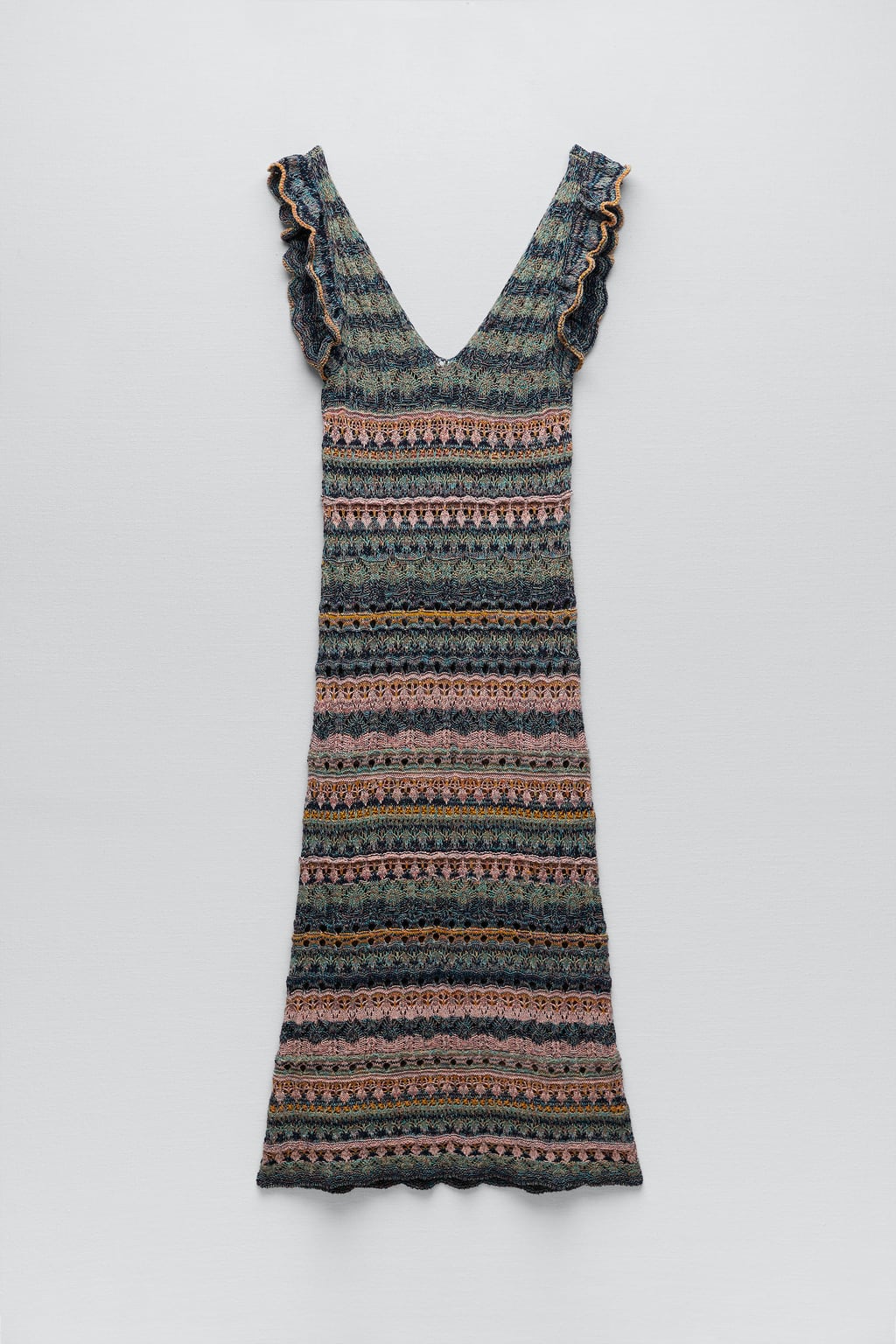 Este es sin duda uno de los vestidos más bonitos de las novedades de Zara. Un corte muy favorecedor y un tejido a rayas de colores le convierten en la prenda que hay que tener. Vestido midi de Zara 39,99 euros)