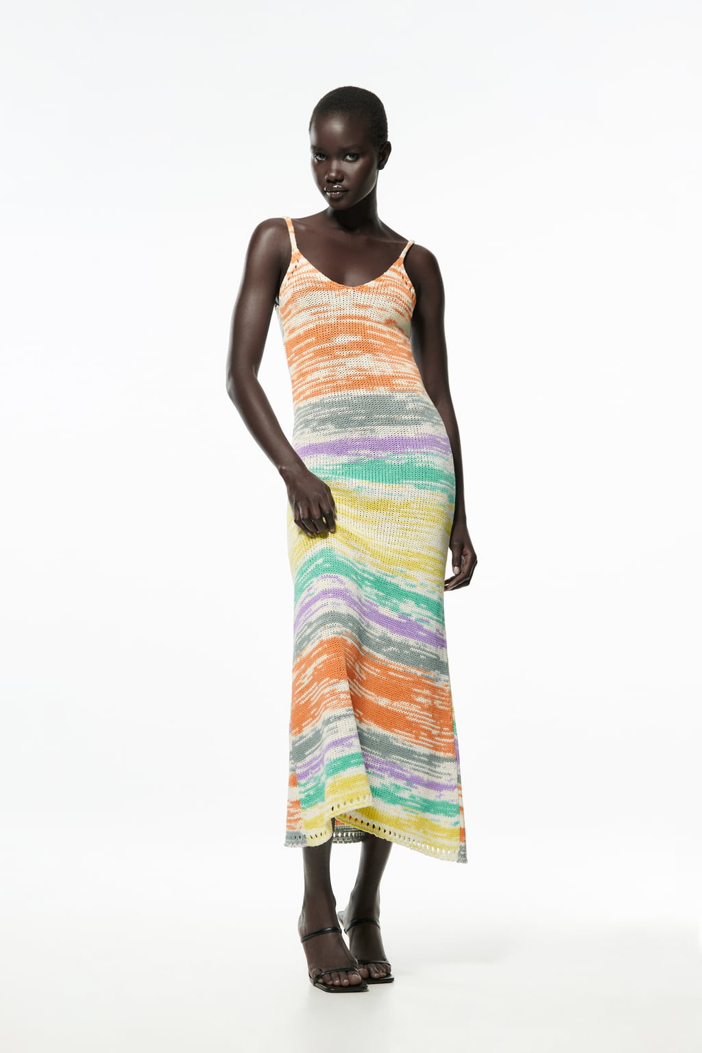 Un vestido con unas originales rayas y un corte tan favorecedor que se convertirá rápidamente en tu favorito. Vestido midi de Zara (29,99 euros)