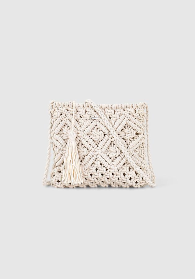Mood romántico y bohemio para este bolso blanco roto de macramé. Tiene también correa trenzada ajustable y cierre con cremallera. ¡Te quedará perfecto sobre tu vestido estampado favorito! Es de IKKS. Precio rebajado: 24,50 €.