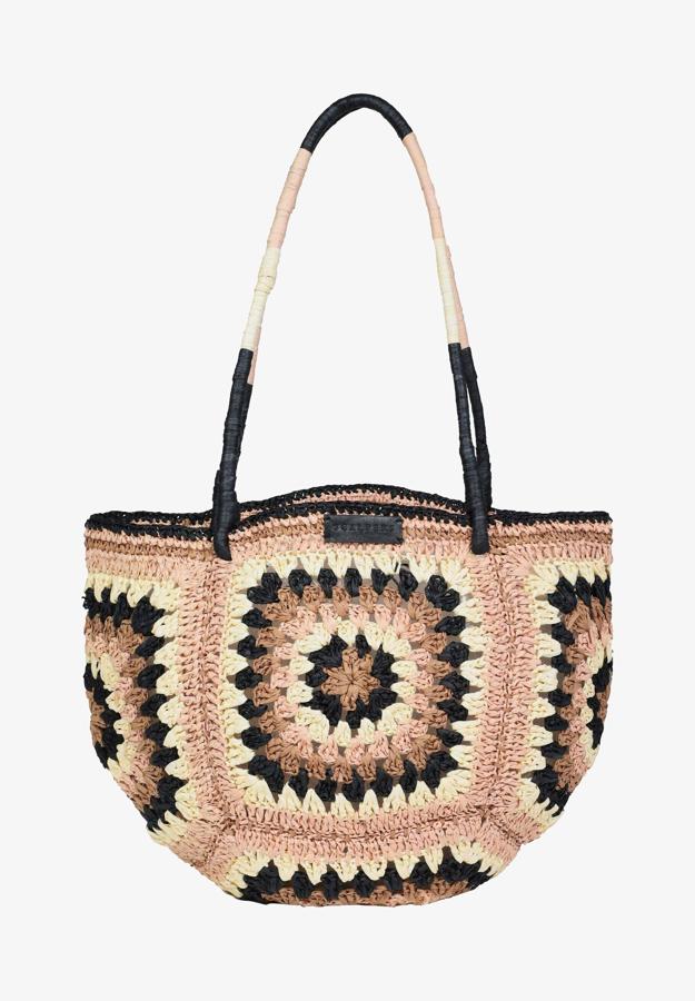 Con un estampado muy llamativo en contraste de colores, este bolso de mano es muy llamativo y cómodo de llevar. Tiene dos correas finas para poder llevarlo colgado en el hombro. Es de Scalpers. Precio rebajado: 54,90 €.