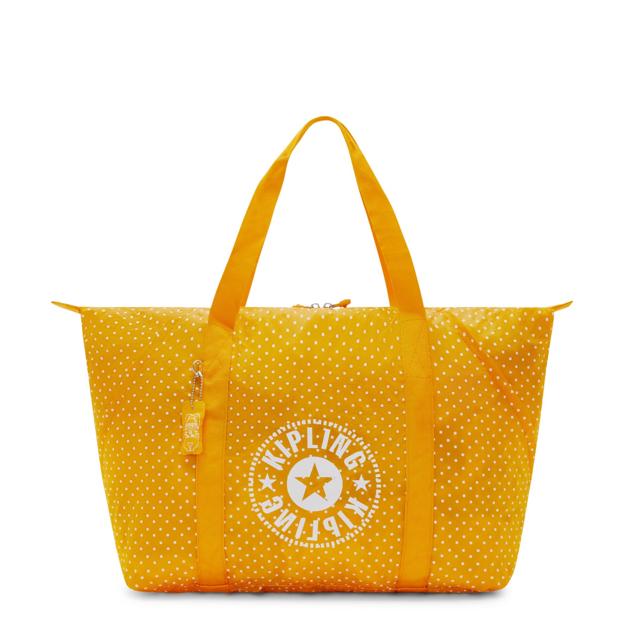 Bolso de playa plegable en color mostaza con mucha capacidad y que no pesa apenas. Elaborado con un tejido superligero, al ser plegable es ideal para viajar o para meterlo en tu bolso de cada día. Es de Kipling. Precio rebajado: 34,30 €.