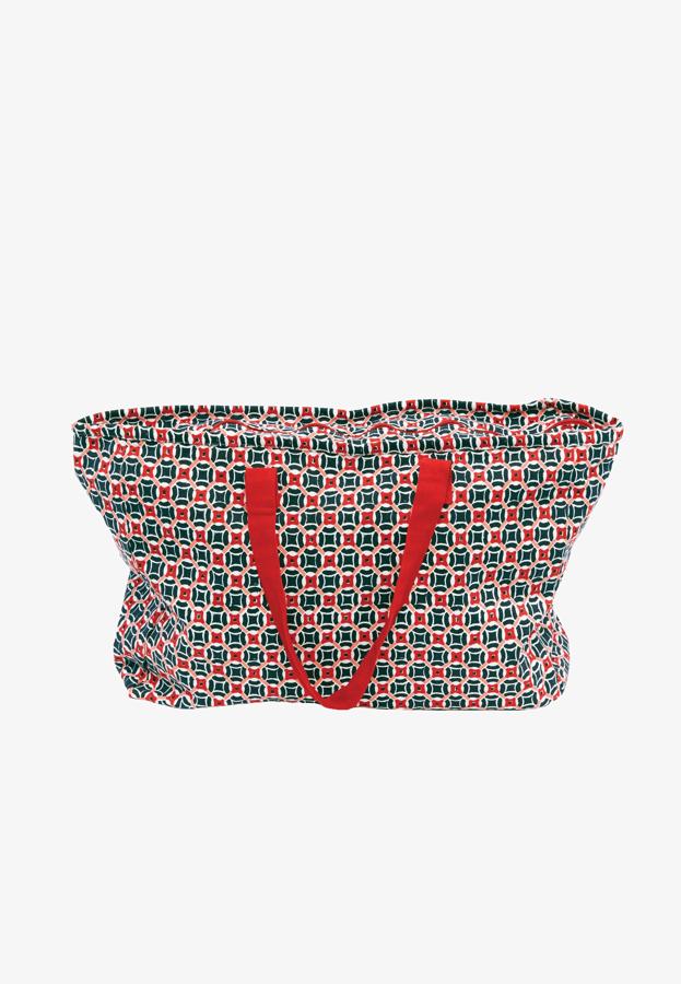 De gran tamaño y con estampado en varios colores, es ideal para disfrutar de un día de playa con él. Posee asa de hombro en color rojo y cierre de cremallera. Es de La Mallorquina. Precio rebajado: 17,95 €.