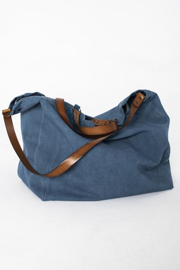 Es de color azul y tamaño extra grande. Está confeccionado en algodón, posee asa de hombro de piel marrón. Además, está diseñado y hecho a mano en España. Es de Secret Loom. Precio: 155 €.