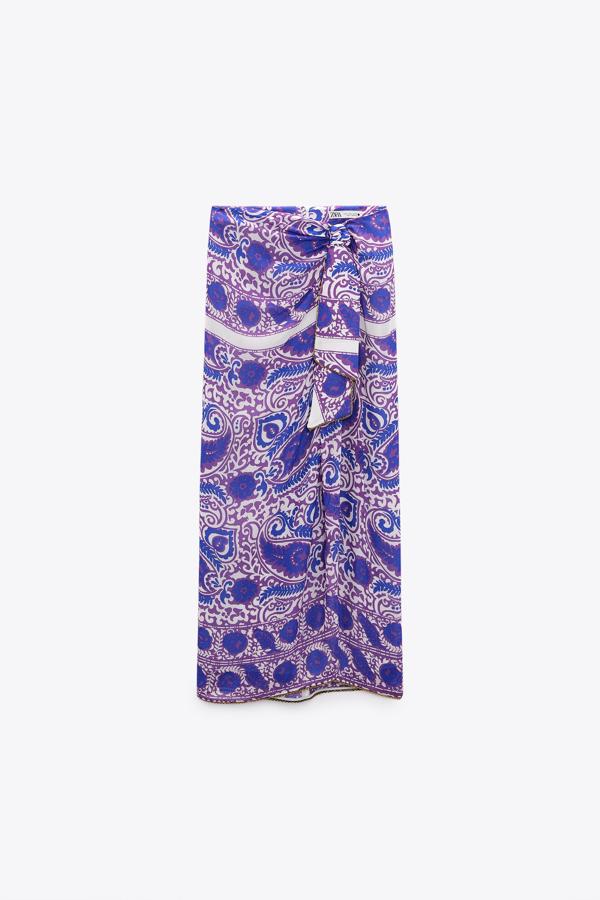 De estilo midi y tiro alto, tiene una lazada en el mismo tejido con pliegues tipo pareo. Destacar también el detalle de la aplicación de abalorios y el cierre en espalda con cremallera oculta. Precio: 59,95 €.