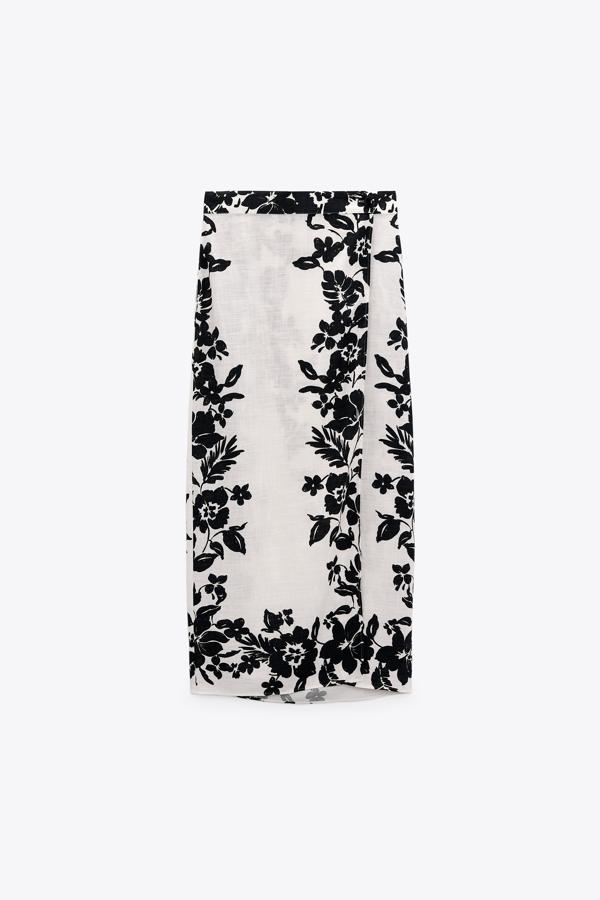 Falda de corte midi con estampado flora. Un diseño discreto, pero elegante para cualquier ocasión más formal. Podrás combinarla con todo tipo de tops. Precio: 35,95 €. 