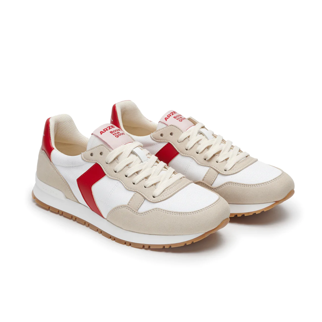 Sneakers en color rojo, blanco y beige. Hechas con un material biodegradable y con cordones en color blanco, la suela está hecha de goma reciclada y cosida a mano. Son de Arze Brand. Precio rebajado: 84 €.