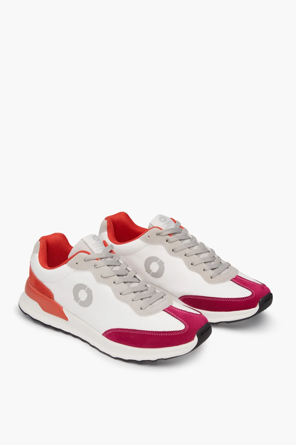 Sneakers biodegradables y que ayudan en la lucha por mejorar el medioambiente y la sostenibilidad. Destaca el estampado con contrastes de colores y la suela de goma con agarre. Son de Ecoalf. Precio rebajado: 78,95 €.