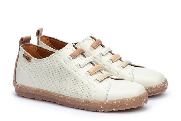Estas deportivas en color nata de piel están diseñadas para mujeres exigentes que buscan un calzado cómodo, ligero y flexible. También tienen plantilla acolchada. Son de Pikolinos. Precio rebajado: 69,96 €.