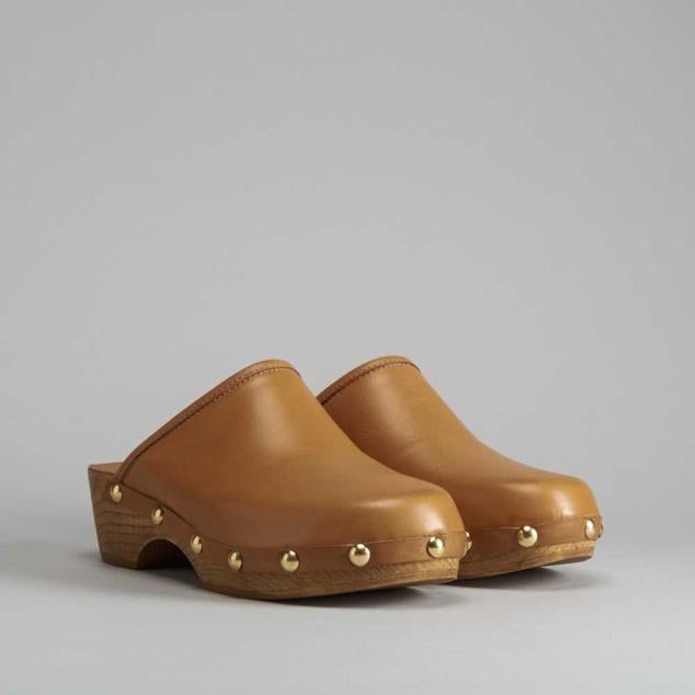 Zueco de piel con modelo en color marrón. Posee tachuelas decorativas y suela de madera con tacón de 4cm. Está hecho en España. Es de Merkal. Precio rebajado: 34,99 €. 