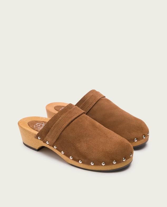 Zueco de serraje de color cuero. Tiene 4cm de tacón y 2cm de plataforma. Piso de madera natural con detalles de tachas y suela de goma antideslizante. Es de Porronet. Precio rebajado: 44,95 €. 