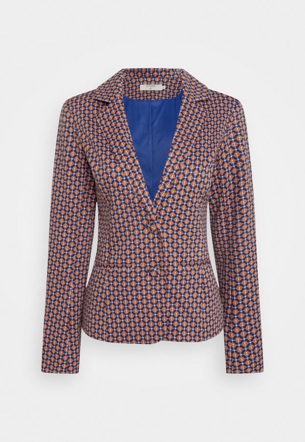 Esta blazer es perfecta para lucirla en la oficina o en encuentros formales. Destaca por un estampado bicolor con diferentes tonalidades de azul. Es de Cream. Precio: 89,95 €.