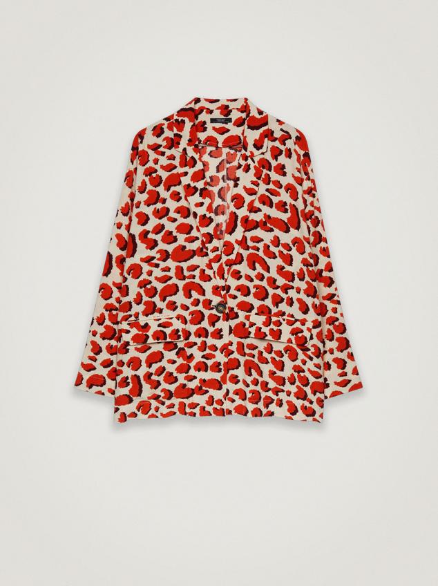 Esta blazer tiene el estampado más salvaje de la temporada. Destaca por su fondo crema y su animal print rojo. Es de Parfois. Precio: 39,99 €.