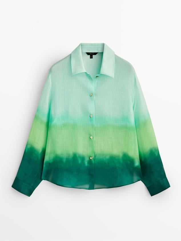 Su color vibrante será perfecto para cualquier noche estival. Está elaborada con tejido de ramio 100% y es made in Portugal. Es de Massimo Dutti. Precio: 59,95 €.