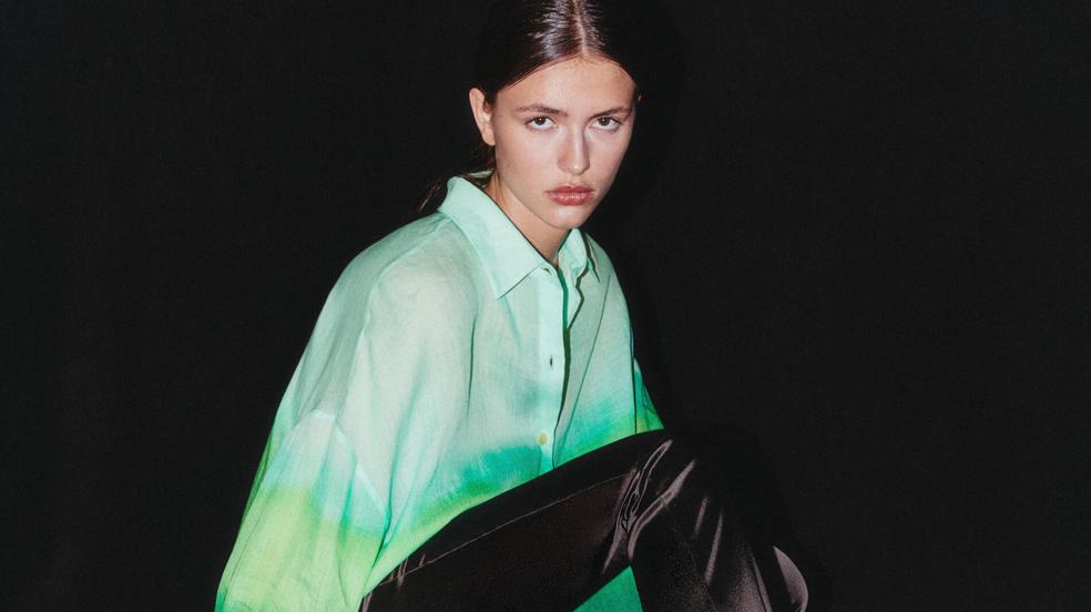 Blusas fluidas con estampado tie dye fluidas y atemporales