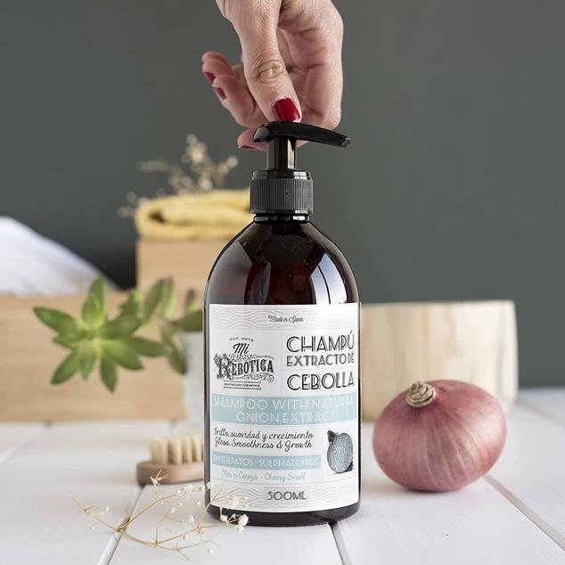 El Champú Fortalecedor de Cabello con Extracto de Cebolla de Mi Rebotica huele a flor de cerezo.  Cómpralo aquí