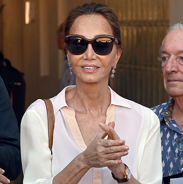 Isabel Preysler y el look estiloso y cómodo con los pantalones estampados que están en las rebajas de Zara y que rejuvenecen al instante
