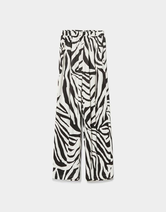 Pantalón con el print de cebra que adoran las expertas de moda. Aporta frescura con casi cualquier prenda. Es de Bershka. Precio: 25,99 €. 