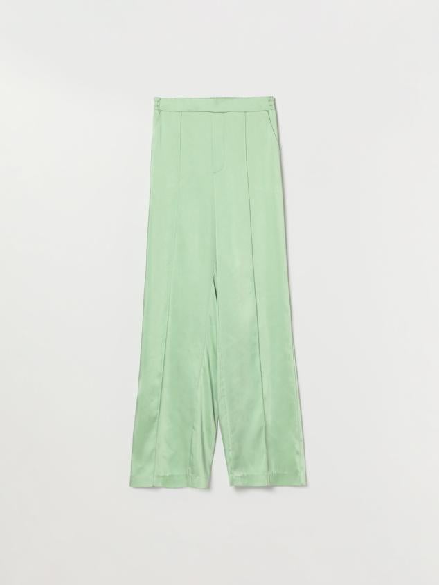 Pantalón de tiro alto y pernera ancha en tres colores diferentes: verde agua, morado y marrón. Tiene un detalle de nervio en la parte delantera de la prenda. Es de Lefties. Precio: 19,99 €.