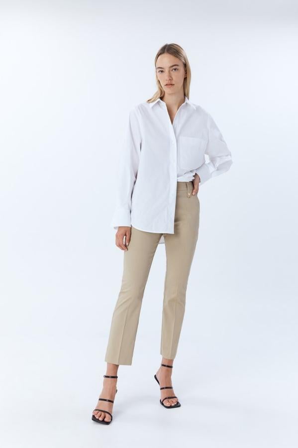 Pantalón de satén básico, que podrás encontrar en múltiples colores: camel, granate, negro y dos tonalidades de azul. Es de Sfera. Precio: 17,99 €. 