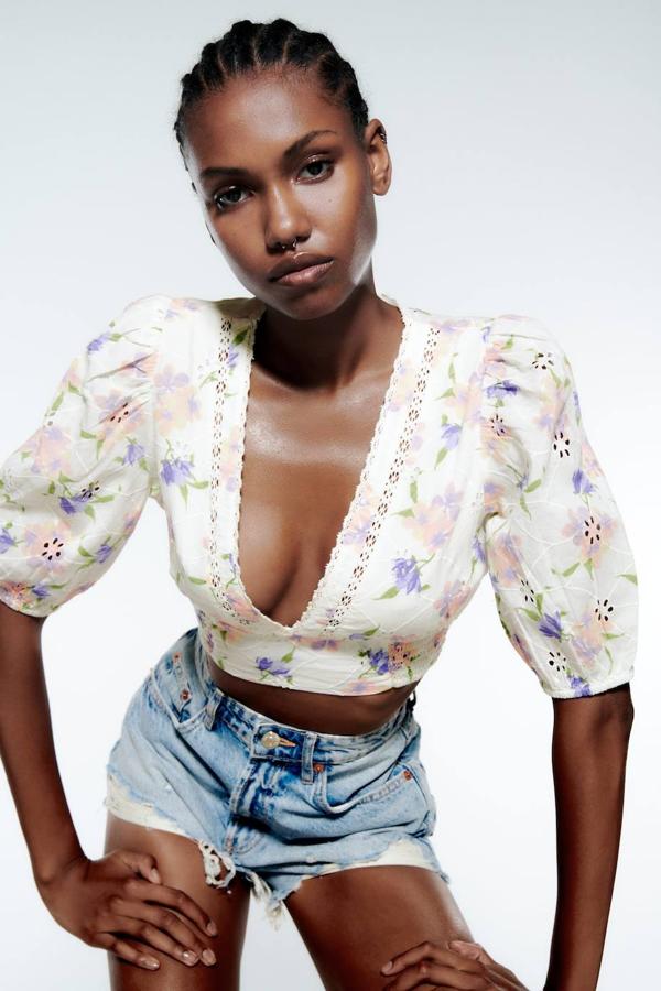 Cuerpo estampado de flores con manga corta abullonada, escote de pico, detalle bordados y perforados y remate de puntilla, de Zara. Cuesta 22,95 euros.