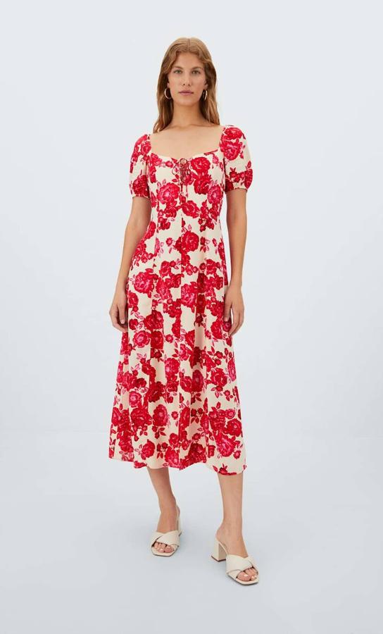 Vestido midi con maxi estampado de flores rojas, escote corazón con lazada, manga abullonada y falda amplia, de Stradivarius. Está disponible a 25,99 euros.